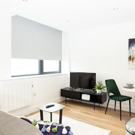Stylish Studio Apt Overlooking Old Trafford Manchester Bagian luar foto