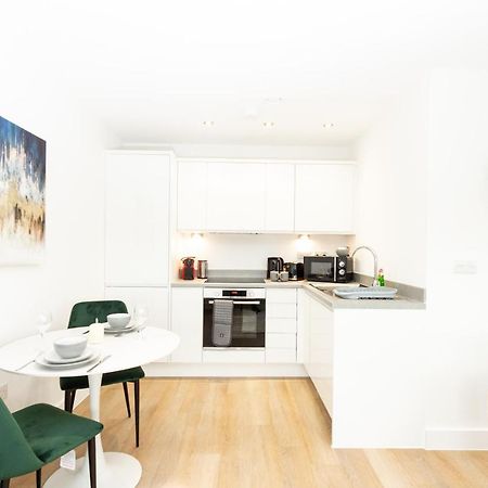Stylish Studio Apt Overlooking Old Trafford Manchester Bagian luar foto