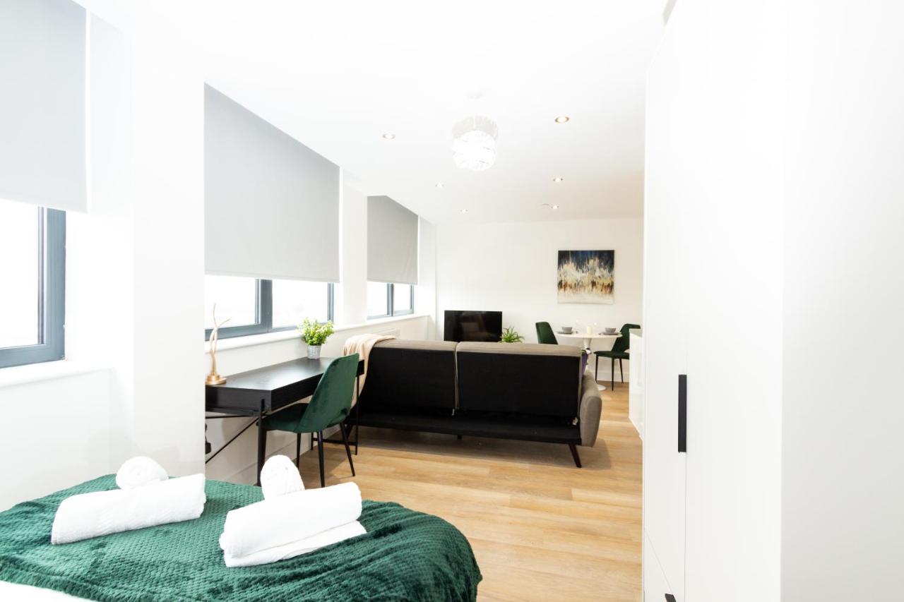 Stylish Studio Apt Overlooking Old Trafford Manchester Bagian luar foto