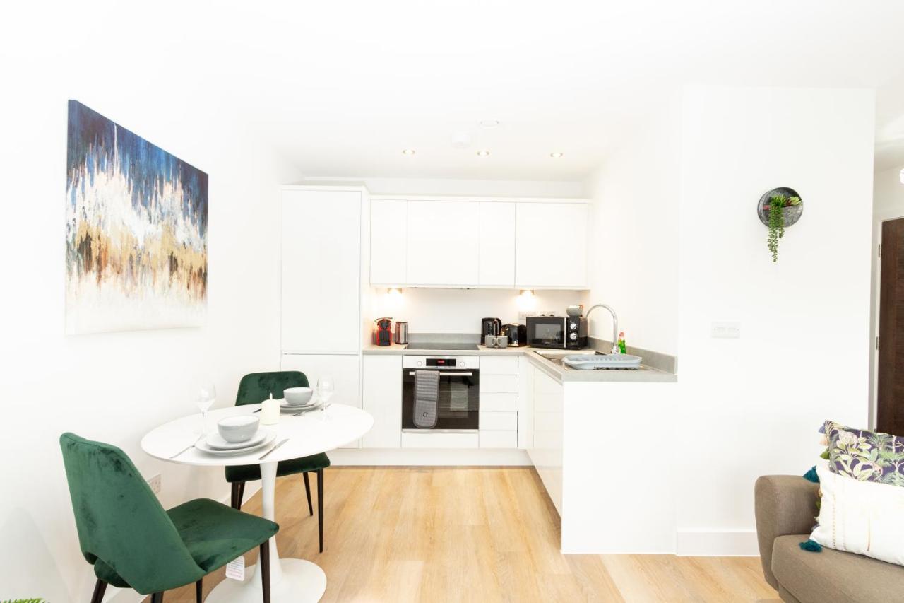 Stylish Studio Apt Overlooking Old Trafford Manchester Bagian luar foto