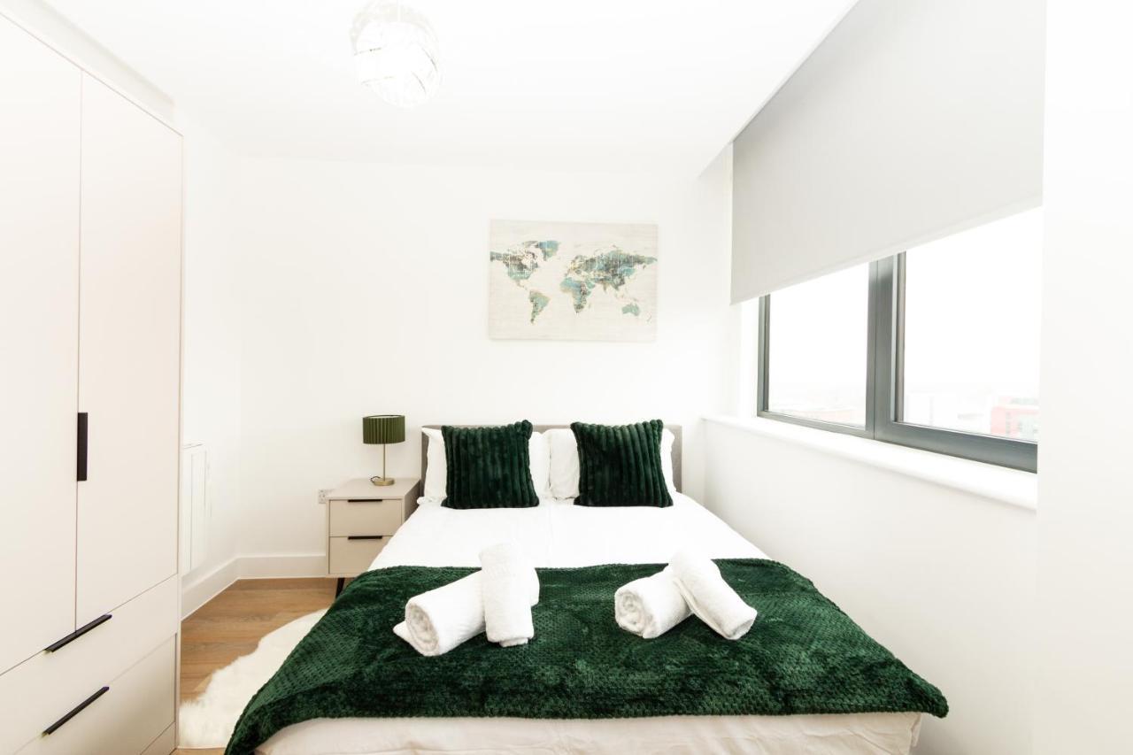 Stylish Studio Apt Overlooking Old Trafford Manchester Bagian luar foto