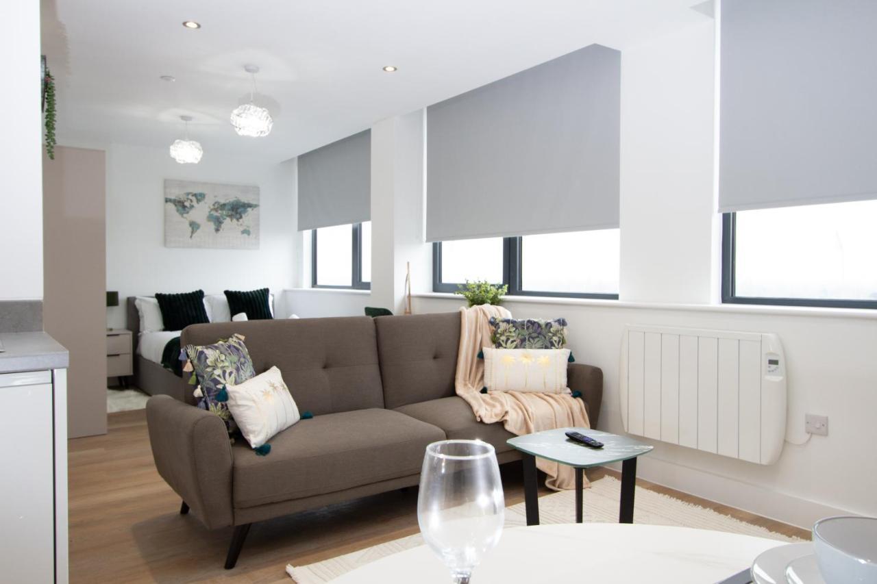 Stylish Studio Apt Overlooking Old Trafford Manchester Bagian luar foto
