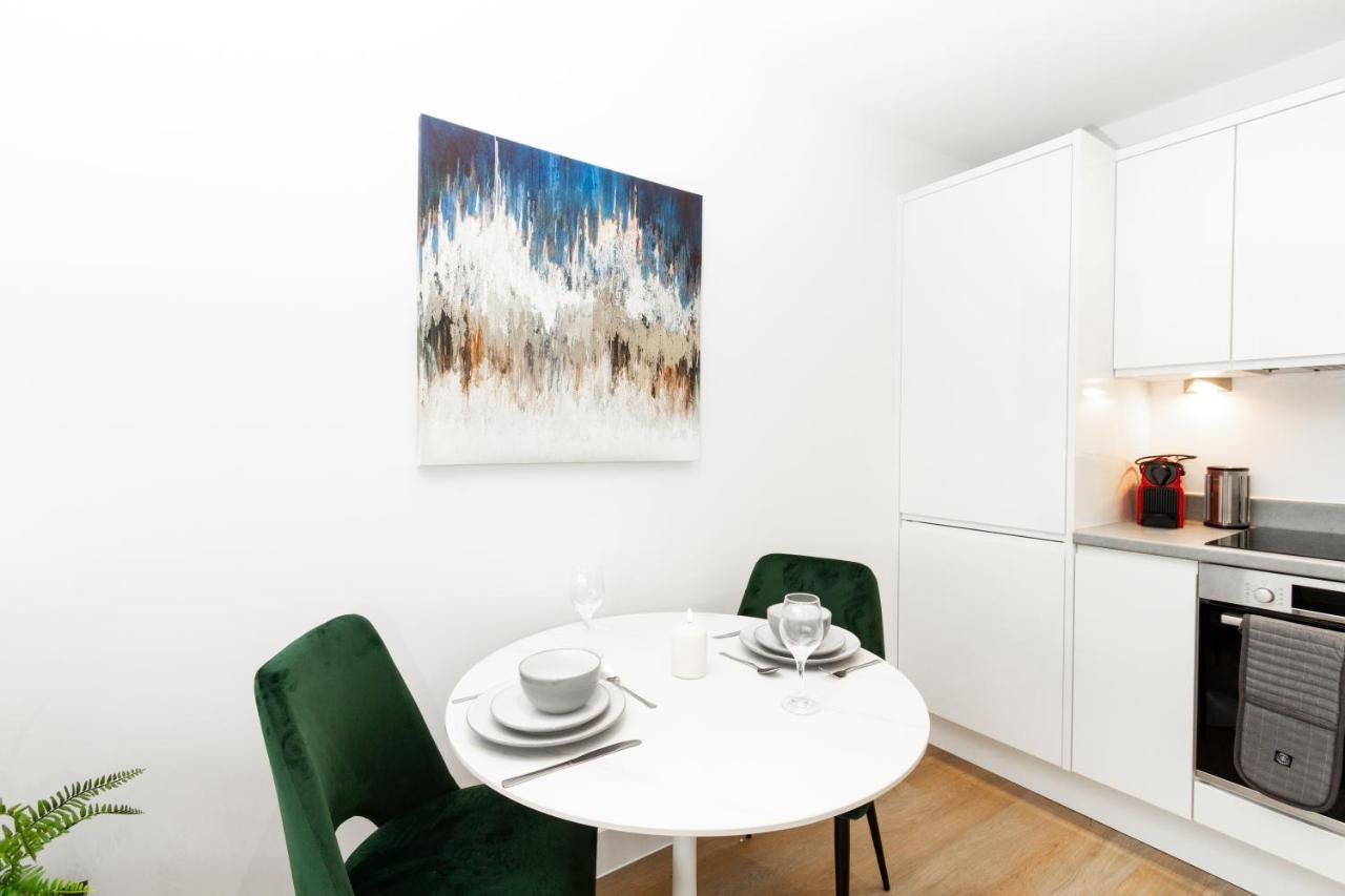 Stylish Studio Apt Overlooking Old Trafford Manchester Bagian luar foto