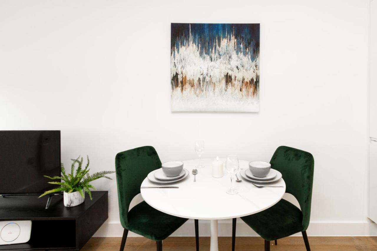 Stylish Studio Apt Overlooking Old Trafford Manchester Bagian luar foto
