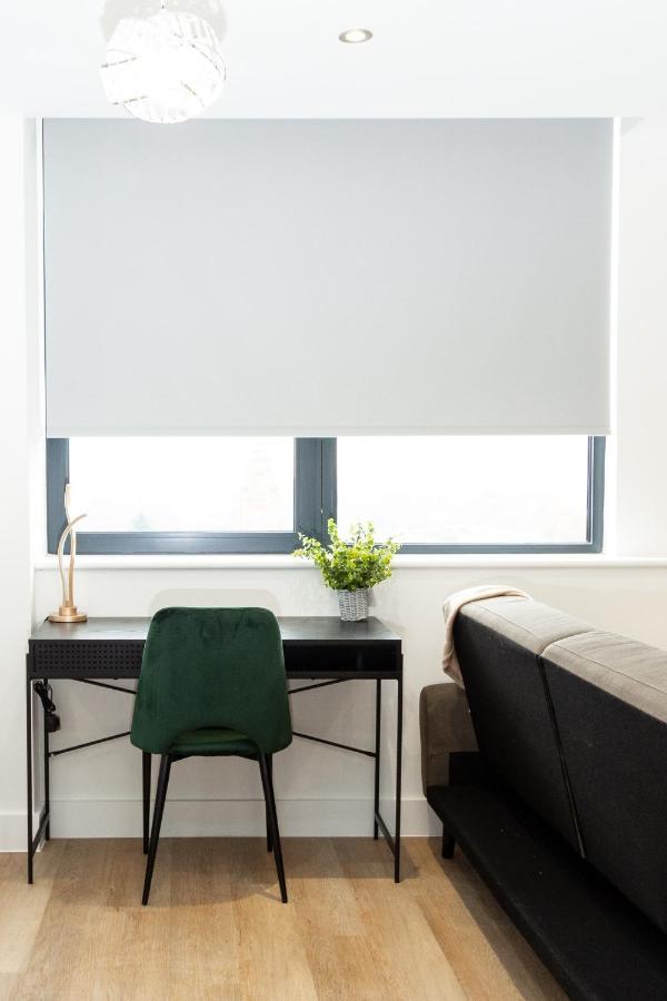 Stylish Studio Apt Overlooking Old Trafford Manchester Bagian luar foto