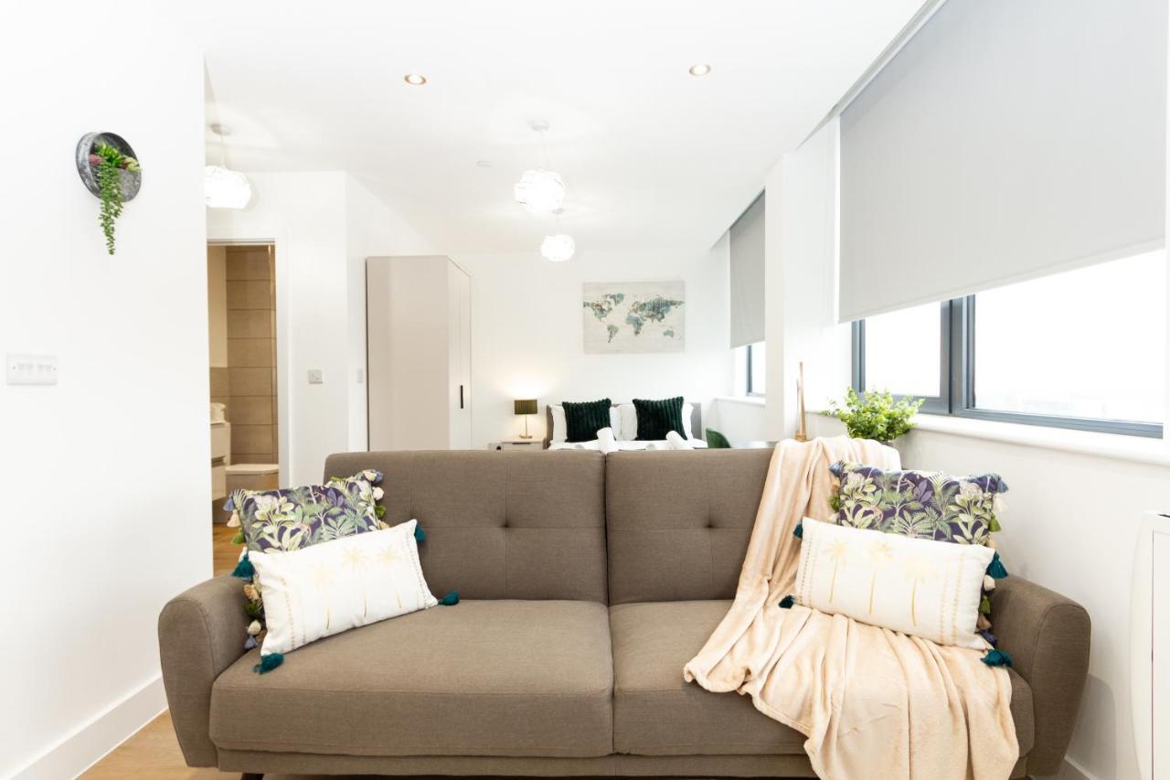 Stylish Studio Apt Overlooking Old Trafford Manchester Bagian luar foto