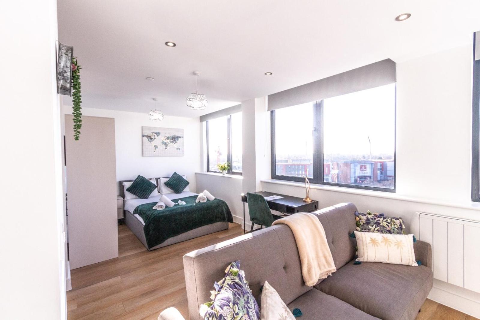 Stylish Studio Apt Overlooking Old Trafford Manchester Bagian luar foto