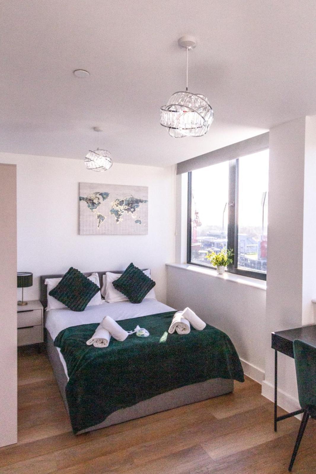 Stylish Studio Apt Overlooking Old Trafford Manchester Bagian luar foto